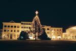 Masarykovo n�m�st� s V�no�n�m stromkem z pohledu od Kostela.